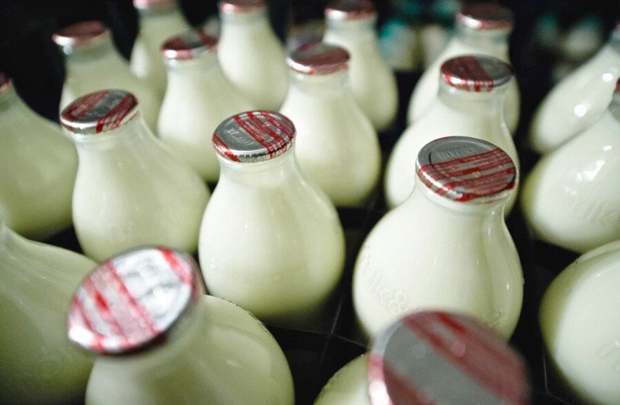 Молоко в стеклянных бутылочках с крышечками из плотной фольги.