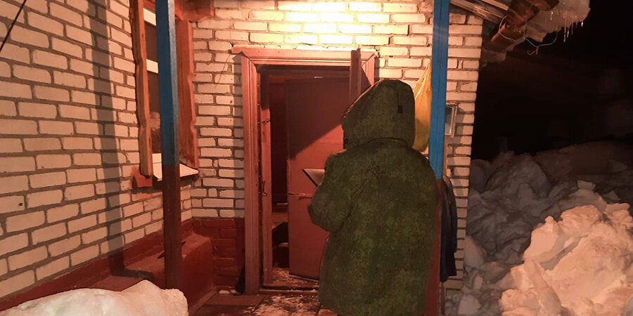 Следственным отделом по г.Балаково следственного управления Следственного комитета Российской Федерации по Саратовской области проводится доследственная проверка по факту смерти 61-летнего местного жителя.

14 февраля 2022 года в вечернее время в помещении частного домовладения, расположенного по улице Володарского города Хвалынск Саратовской области было обнаружено тело 61-летнего мужчины. Бригада скорой медицинской помощи констатировала его смерть.

Следователем СК проведен осмотр места происшествия, в ходе которого на теле мужчины обнаружены множественные телесные повреждения в виде кровоподтеков и ссадин в области головы. Проводится судебно-медицинское исследование с целью установления точной причины его смерти.

В настоящее время выполняется комплекс проверочных мероприятий, направленных на установление всех обстоятельств произошедшего. По результатам проверки будет принято соответствующее процессуальное решение.