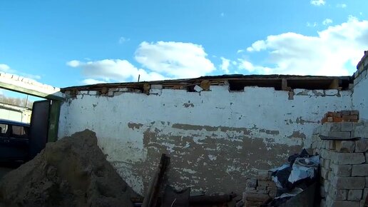 сломал на крыше замок