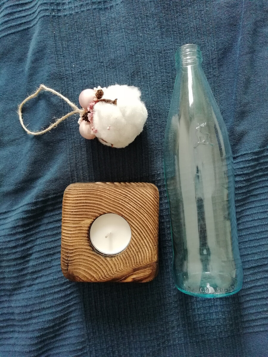 Вспышка выключена, дневной свет от окна. Картинка мягче и объемнее, контраст при желании можно легко увеличить в любом редакторе.