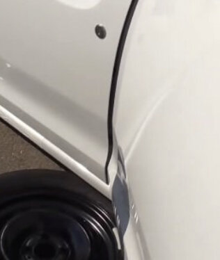 Вообще по возможности (Если у вас кирпичи или упоры), то их нужно подкладывать под все те колёса которые освобождены, к примеру вы меняете заднее левое колесо то под все остальные свободные колёса рекомендуется что ни будь подложить, чтобы автомобиль стоял чётко и не сдвинулся с места при первой же возможности!