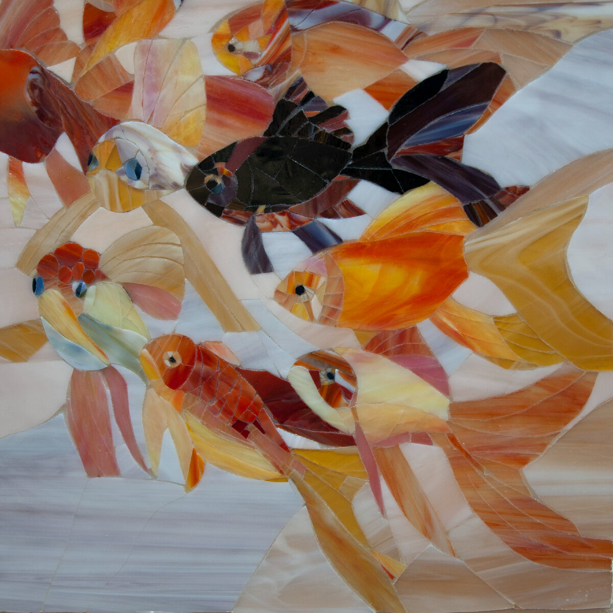 современная мозаика из витражного стекла, золотые рыбки