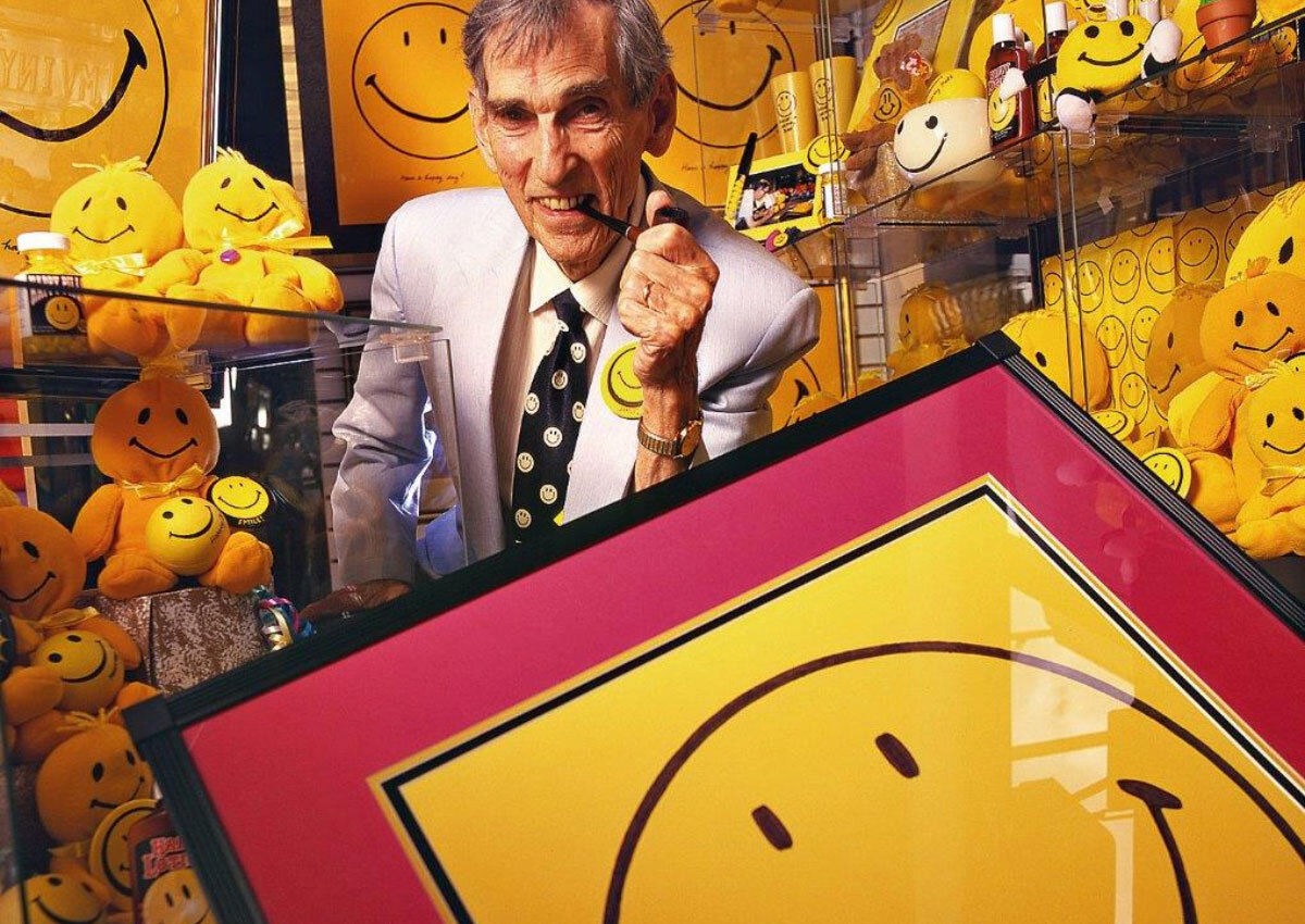 Харви Болл и его смайлики, включая тот, что был первым - на простой жёлтой бумаге