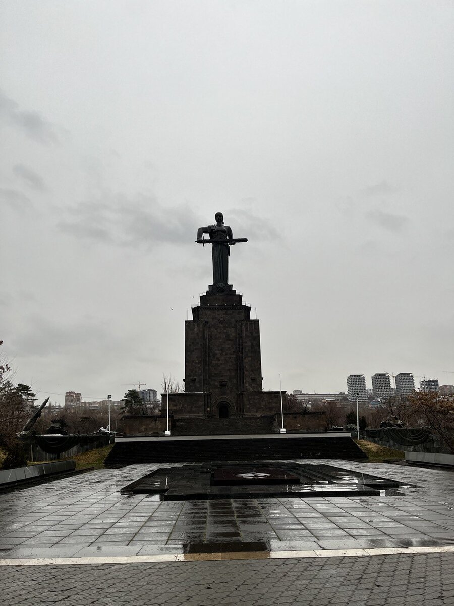 Памятник “Мать-Армения”