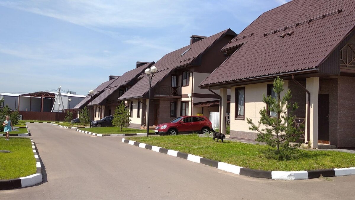 В поселке сделаны асфальтированные дороги, работает уличное освещение