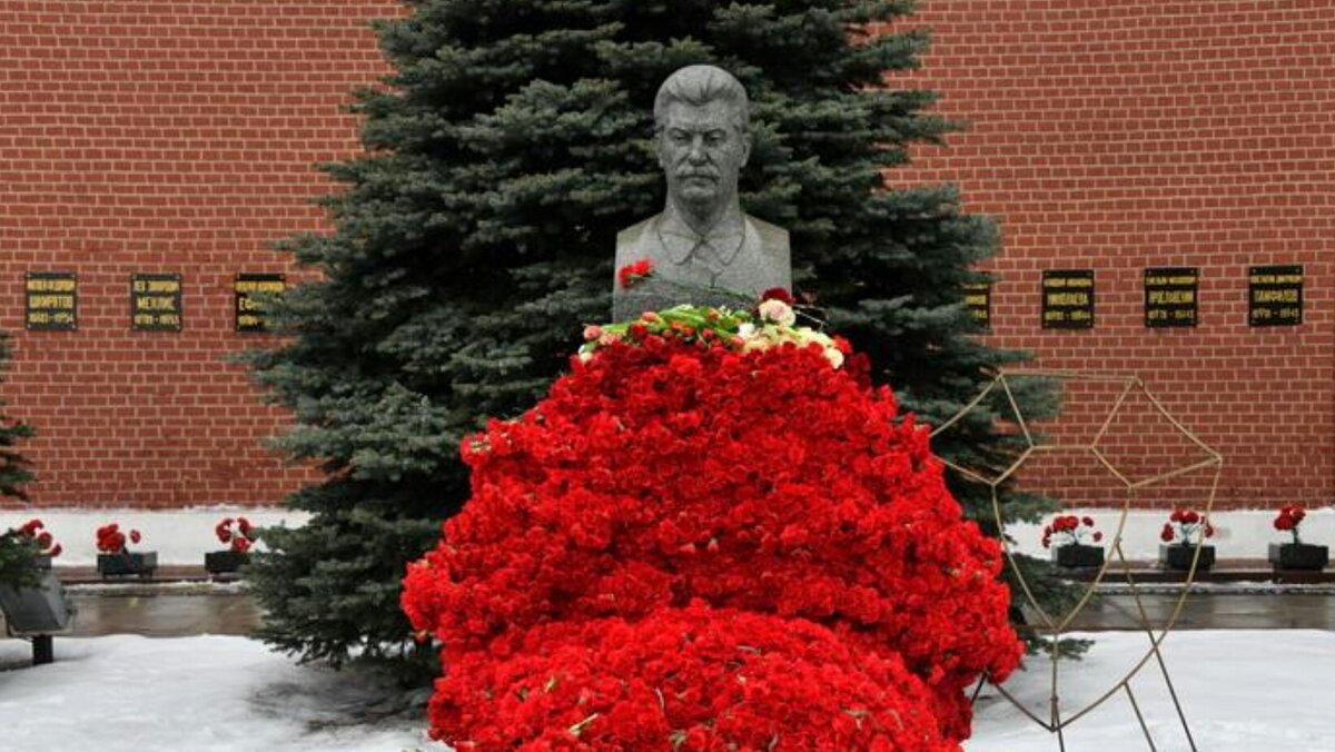 Памятник сталину у кремлевской стены в москве