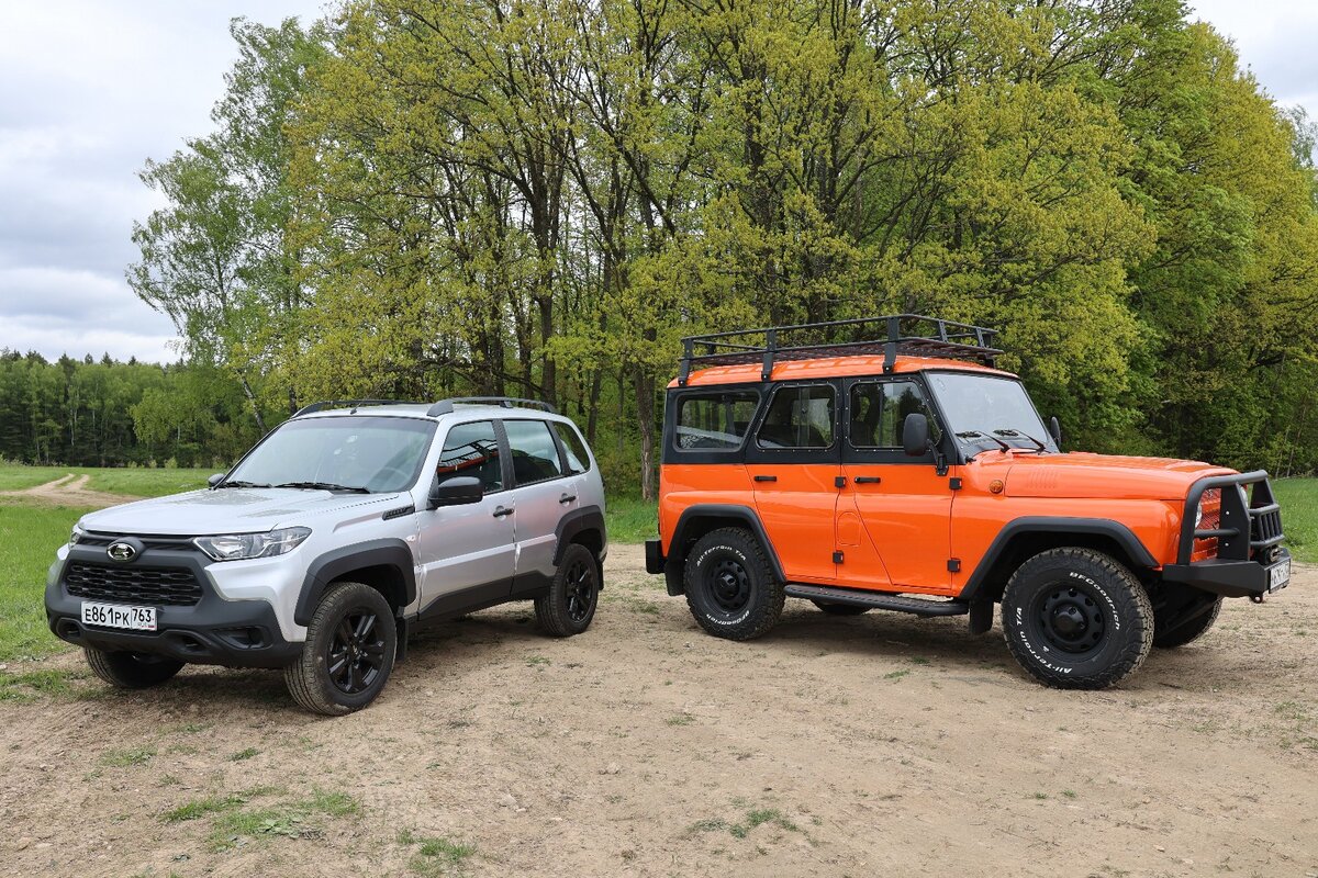 UAZ Hunter и Lada Niva Travel готовы сразиться. ЛИСТАЙТЕ, чтобы увидеть их сзади