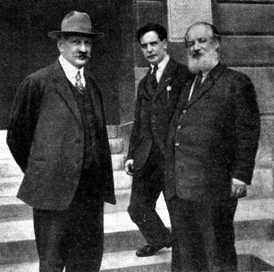 Фото: А.Ф. Иоффе, П.Л.Капица и А.Н.Крылов в 1919 году с крыльца у физико-механического факультета