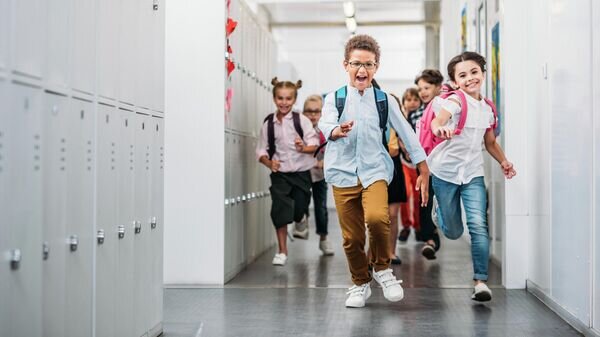    Дети в школе© Depositphotos / ArturVerkhovetskiy