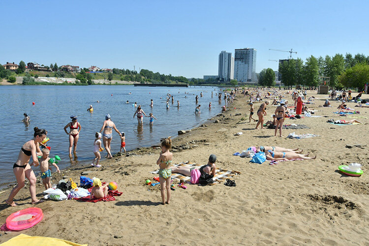 Народ массово тянется к воде из-за жары, в Челнах стоит духота, плюс 34 градуса. Фото: Олег Спиридонов