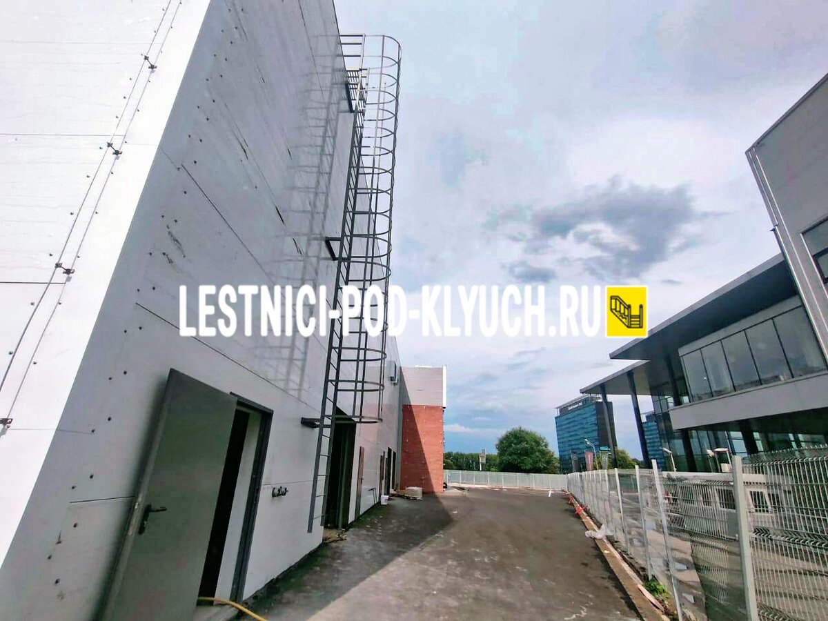 Принимаем звонки: пн-вс с 8:00 до 21:00 (8 499 490-72-90). Электронная почта: info@lestnici-pod-klyuch.ru