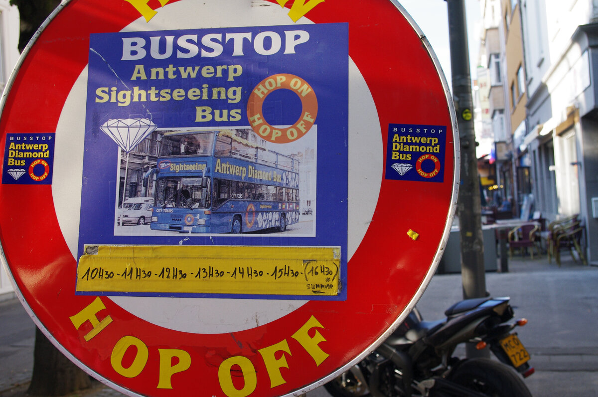 Улочки Антверпена, вид со второго этажа автобуса (галерея - стрелка вправо).