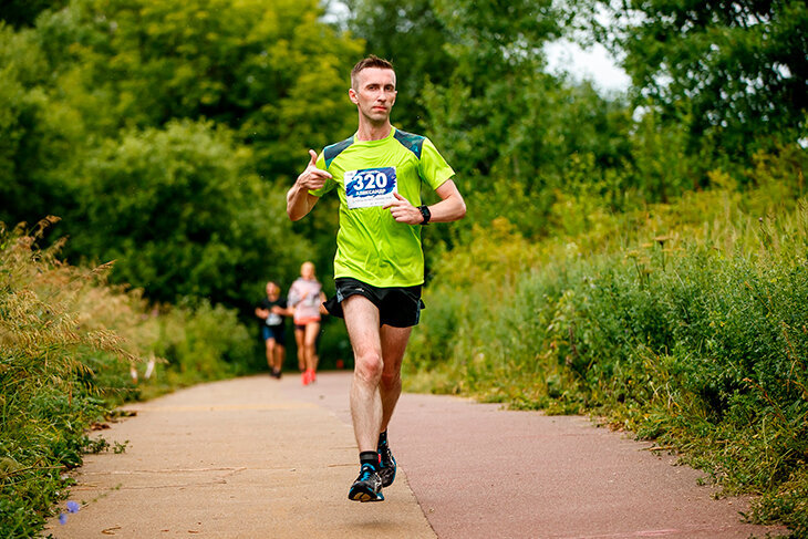Бег реклама. Друзья беговой. Друзья беговой. Человек на пробежке. Друзья беговой.