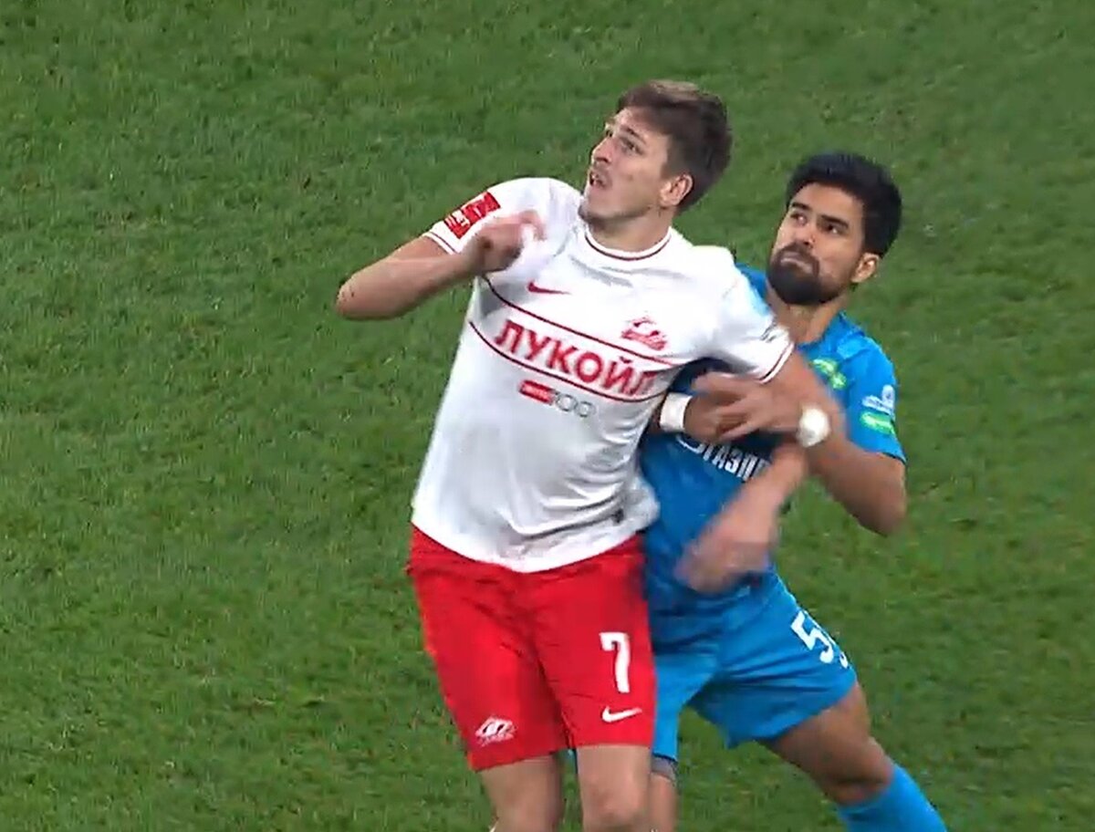 Третья минута матча. Радригао толкает локтем в спину Соболева.