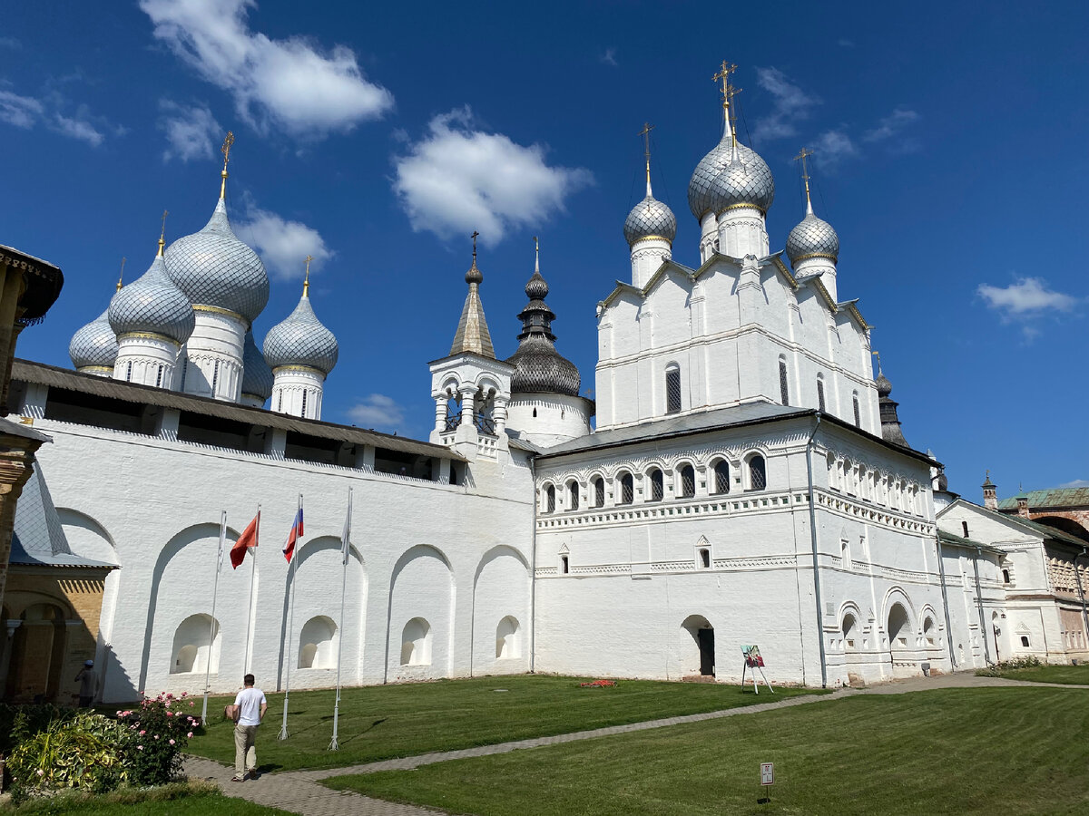 Москва кострома сколько ехать на машине. Ростовский Кремль (музей-заповедник). Церковь Григория Богослова Ростовского Кремля. Ростовский Кремль Соборная площадь. Красная палата Ростовского Кремля.