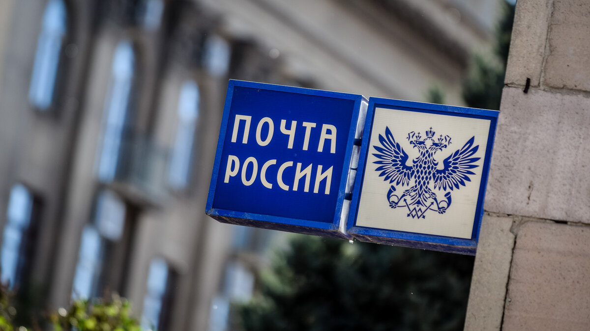     Она должна выплатить сумму ущерба, нанесенного работодателю.