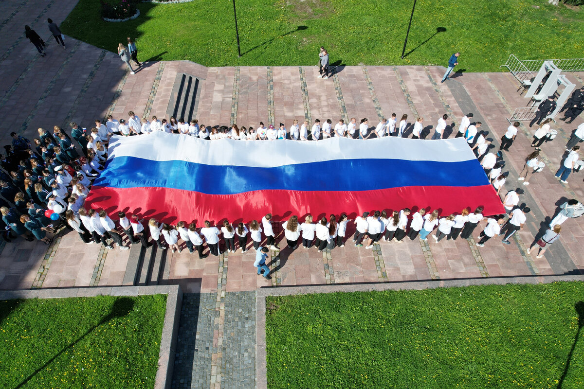 Флаг россии в комнате