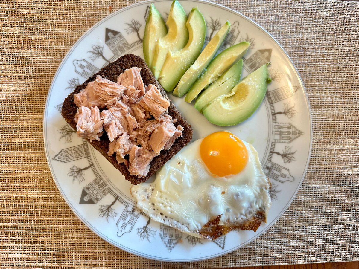 Бутерброд с тунцом, авокадо и глазунья без масла
