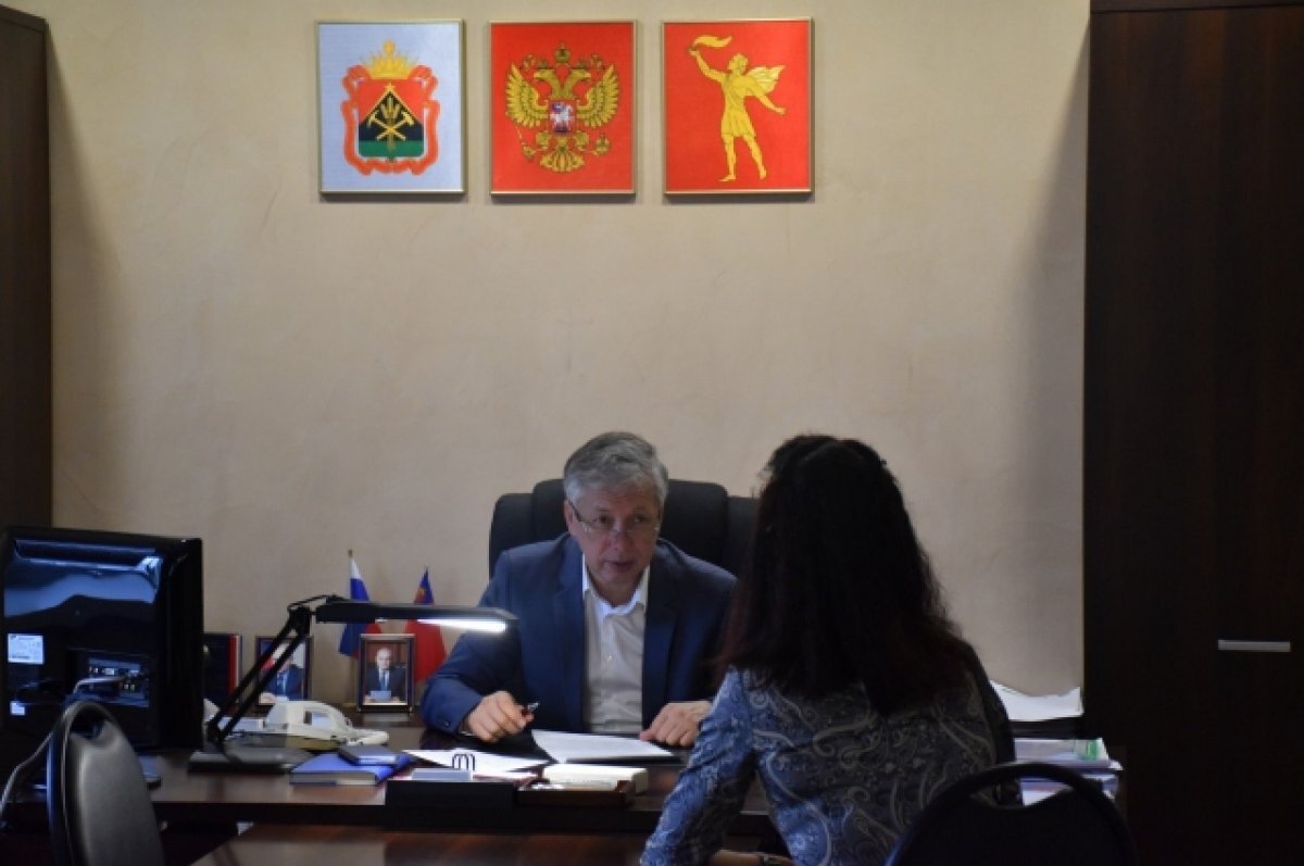    До работе в администрациях Раис служил в МВД.
