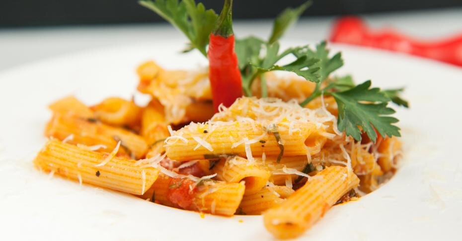 Ингредиенты:  • чеснок — 2 зубчик 
• перец чили 
• петрушка 
• масло оливковое 
• томаты в собственном соку — 250 г 
• черный перец 
• соль 
• пенне — 150 г 
• сыр пармезан — 20 г