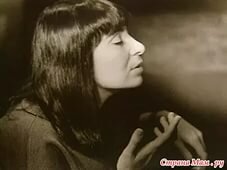 
В ее стихах господствует над-бытность подлинного лирика, для которого живые приметы окружающего – толчок к высокому размышлению о жизни и смерти, любви и терпении, непокорстве и смирении. 
А в вот в прозе Инны Лиснянской, как и должно, так много живого быта, конкретики, событий, мнений, настроений, деталей. Отменное чутье на смешное. Памятливый, зоркий и умный взгляд на окружающее. А люди на страницах какие! Мария Петровых, Михаил Светлов, Николай Рубцов. Но какой же сложный, какой странный характер моногероини рисует нам вторая Инна Лиснянская - прозаик, мемуарист. 
Чем же хвастается эта скромница-хвастунья читателю? Утепленной лоджией, заграницей в четвертый раз – это так, для затравки. Главное же — тем, что живая, что любимица судьбы: не посадили, не выслали, не убили». 
Подвиг искусно запрятан в одежды незаметности. Но он присутствует незримо на страницах прозы, как всегдашняя, постоянная Высота ноты всего творчества Инны Лиснянской 
И тогда тотчас возникает у читателя книги искреннее и теплое ощущение единства и многомерности Дара поэтессы и прозаика – мемуариста…. Человечности его.. И снова – бездонности и светлости. Не так уж героине творений Лисннянской важно, кем она слывет (хотя сплетню, что сбивает с ног, пережить очень тяжко). Важны стихи и любимые люди. Важно не ставить себя выше других, стараться быть с людьми, а не против них (о нелюдях речи нет), веселить их, а не огорчать. Не учить их жить. Писать для них. Но до обиталища души, где рождаются стихотворные строки, никого не допускать, никого. Потому и одинокий дар. Но разве поэт не всегда одинок по сути своей.. И разве не драгоценность дар этот. Истинная драгоценность. Давайте прислушаемся к нему.. Присмотримся… Вчитаемся… Вдохнем… Дотронемся осторожно и трепетно до шкатулки с двойным, четверным, бездонным, безмерным дном. Так похожим на колодец. И глубина его - завлечет нас... Затянет.. Построчно и постранично. Безгранично… 
Текст  эссе – Светланы Макаренко. 
Автором использованы фрагменты рецензии Марии Ракитиной на книгу И. Лиснянской «Хвастунья».
