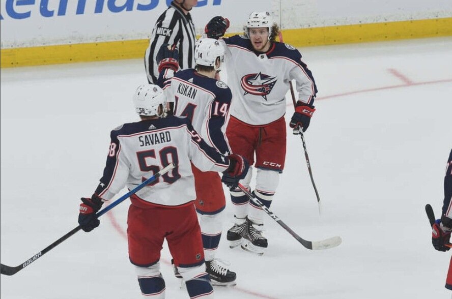 Панарин поздравляет Кукана с первым голом в плей-офф в карьере