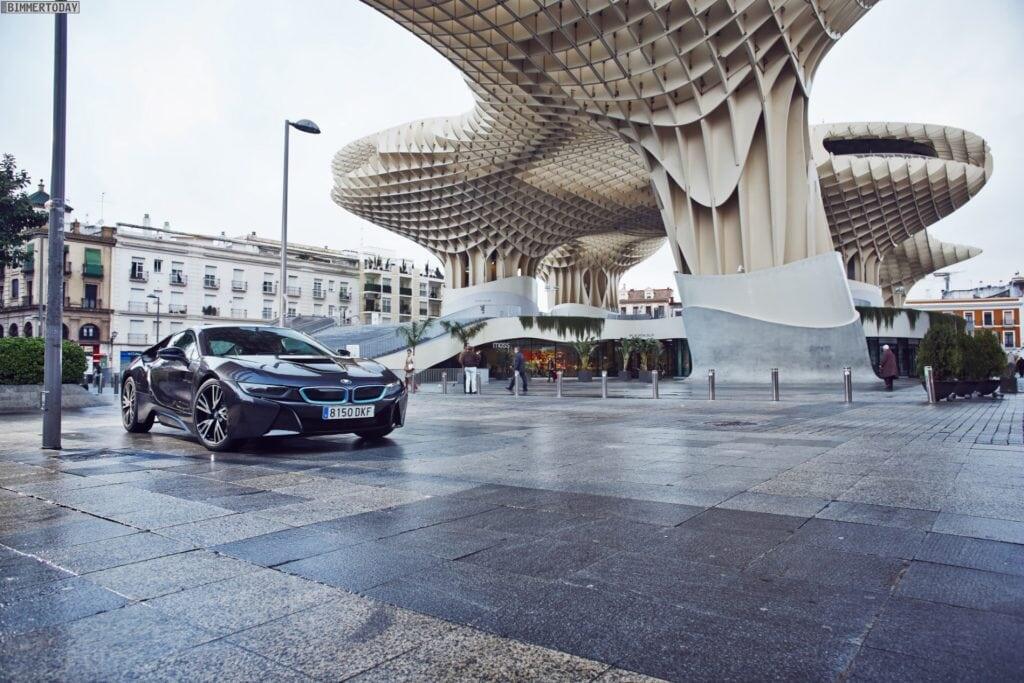 Конечно, у одного карбюраторный двигатель на 100 л.с., а у второго – электродвигатель, выдающий 170 л.с. Но оба автомобиля просты и компактны, странные с виду и гораздо более классные, чем можно было бы предполагать. i8 – технологический шедевр, который игнорирует обычную логику того, каким должен быть суперкар. Он так же демонстрирует будущее производительных автомобилей и то, какими они могут быть. Оба автомобиля подразделения BMW i являются своеобразными вехами в развитии BMW, и если вы поклонник бело-голубых, то надо прокатиться на обоих, независимо от того, как вы сейчас относитесь к ним.