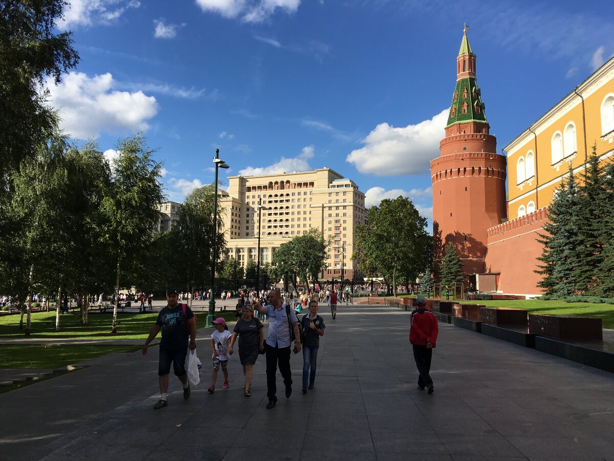 По центру отель Four Seasons.