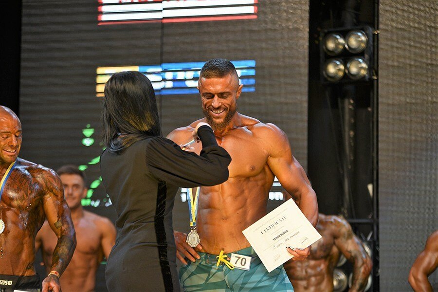 Вилейчанина награждают бронзовой медалью