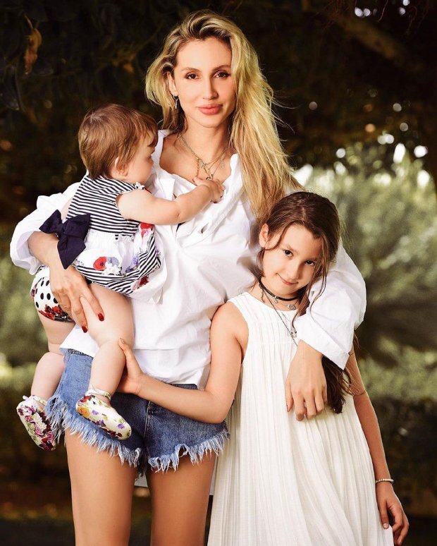 С дочурками Евой (8) и Тильдой (1). Звезда растит их одна.