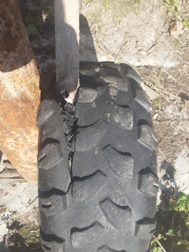 вот так примерно выглядит взорванное колесо , правда это колесо от самого мотоблока которое стоит не дешевле автомобильного колеса и менять приходится раз год. 