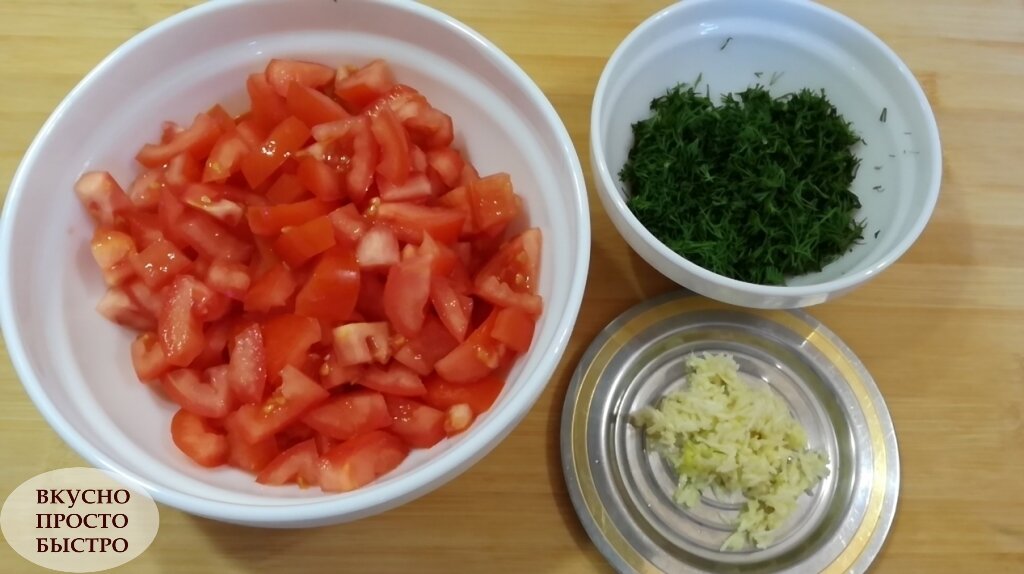 Вкуснейший салат из запечённых баклажанов и сладкого красного перца, с помидорами и зеленью.
Я очень люблю баклажаны в любом виде – жареными, консервированными, тушёными с овощами.-4