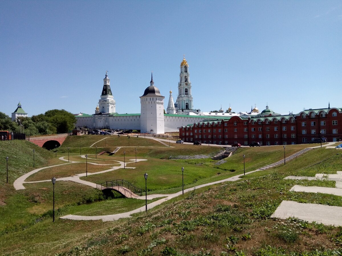 Вид на Лавру со стороны окраины города