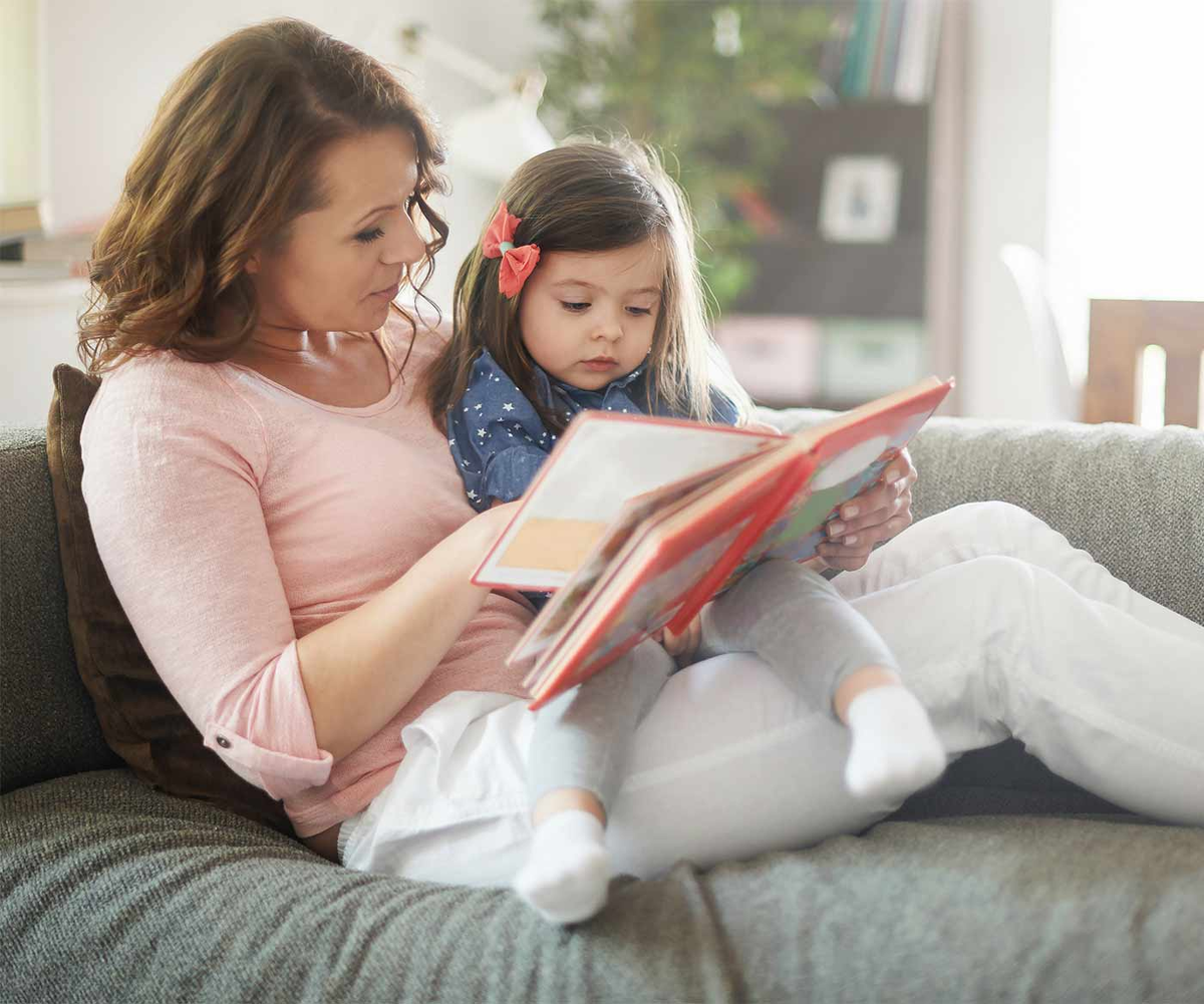 (Фото https://sleepingshouldbeeasy.com/wp-content/uploads/2018/08/mom-and-daughter-reading-a-book.jpg)