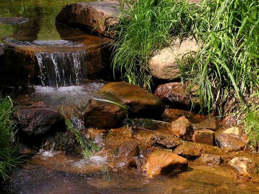 Когда-то давно жил на свете маленький Ручеёк. Он спускался с гор в красивую зелёную долину. И вот однажды он добежал до пустыни. Тут он остановился и задумался: "А куда же бежать дальше." Впереди было много нового и неизвестного, поэтому Ручеёк испугался.
