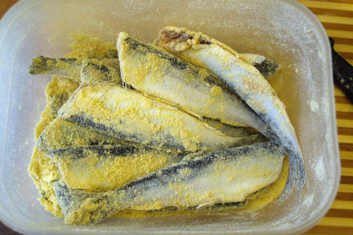 Как быстро и вкусно приготовить салаку. Панированная рыба. Рыба в кукурузной муке. Рыба салака вкусная рыба. Салака вареная.