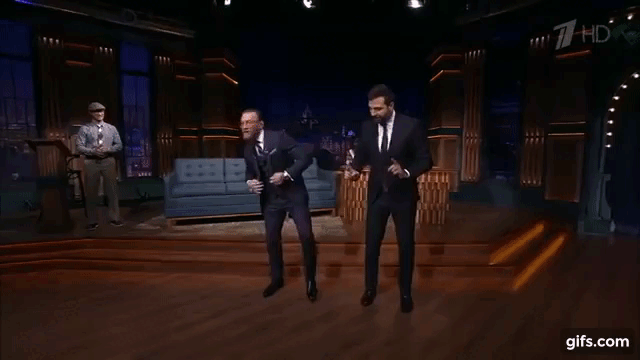 Конор учит своей походке.