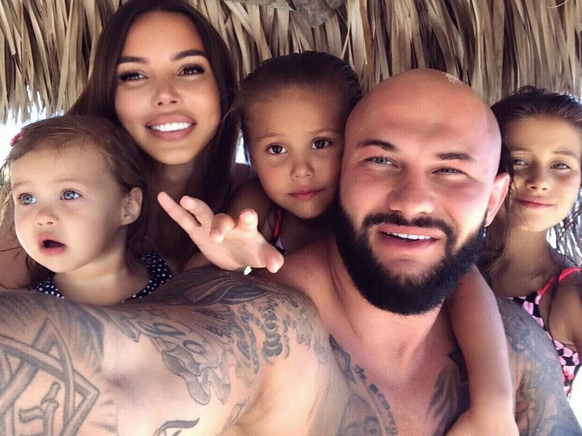 Счастливые родители и дети