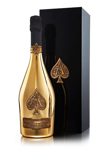 А вот бутылка шампанского 