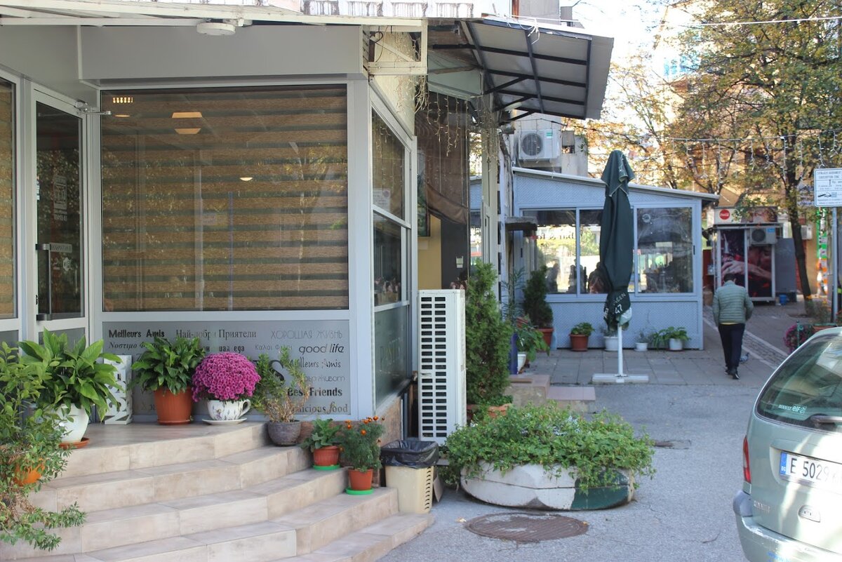 Вход в ресторан PASTIS у городской стоматологии. Ноябрь 2019 года, фото из личного архива автора