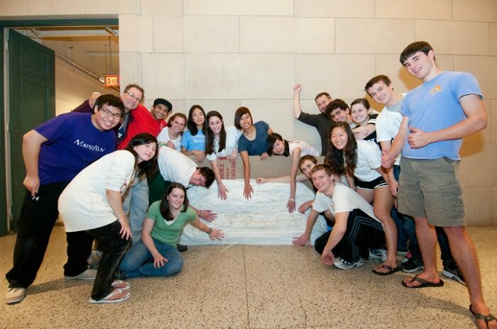 Существует миф, что один лист бумаги нельзя сложить более семи раз так, чтобы линия каждого последующего изгиба была перпендикулярна линии предыдущего изгиба. Однако это не правда. 
Нет никаких фундаментальных законов физики, которые бы запрещали сложить лист бумаги подобным образом в восьмой и последующие разы. Однако для этого понадобится очень много бумаги. Дело в том, что при каждом таком складывании листа бумаги его толщина удваивается. Поэтому, если принять начальную толщину листа бумаги за 0,1 мм = 0,0001 метр (а это абсолютно реалистично), то можно записать такую формулу для толщины (H) сложенного листа бумаги после N складываний:

H = 0,0001∙2N метров

Таким образом, например, после 12 складываний такого листа, мы бы получили высоту полученной бумажной стопки равную 41 сантиметр (уже сейчас понятно, что изогнуть стопку бумаги толщиной в 41 сантиметр в 13-ый раз будет весьма сложно). Однако если бы нам удалось продолжить, то после 15 складываний толщина стопки была бы уже 3,28 метра, после 20-ти складываний – 105 метров, а после 42-ух складываний – 439 805 километров, а это больше чем расстояние от Земли до Луны (которое составляет примерно 384 400 километров). Таким образом, хотя никакие законы физики не запрещают много раз складывать бумагу, тем не менее понятно, что у того, кто захочет поставить подобный эксперимент, очень быстро закончится бумага и техническая возможность изгибать такие толстые стопки этой бумаги, не разорвав её.

К слову, в известной телепередаче «Разрушители Легенд» был поставлен подобный эксперимент по многократному складыванию бумаги. В ходе данного эксперимента использовался лист бумаги размером с футбольное поле, а сгибали его с помощью тяжелой строительной и дорожной техники. Каждый следующий изгиб делался перпендикулярно предыдущему. По результатам эксперимента удалось сложить бумагу 11 раз. Таким образом, легенда о максимально возможных семи складываниях листа бумаги была разрушена, не только теоретически, но в том числе и на практике.

А вот если отойти от того условия, что складывать бумагу нужно делая каждый следующий изгиб перпендикулярно предыдущему, то мировой рекорд по складыванию бумаги насчитывает 12 складываний. Его поставила группа американских школьников (см. фото ниже). В ходе эксперимента использовался очень длинный рулон весьма тонкой и гибкой фольги. В этом случае, к слову, опасность порвать бумагу сильно уменьшается, однако проблема с быстро возрастающей толщиной стопки, а, следовательно, с наличием должного количества материала и технической возможности гнуть такие толстые объекты, сохраняется.