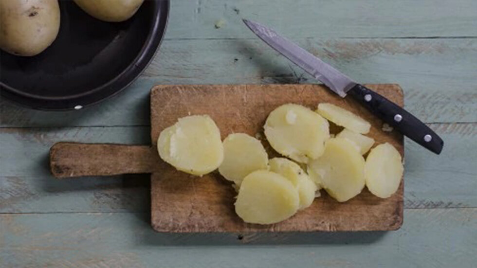 1. Отварите картофель, дайте остыть, затем очистите и нарежьте толстыми ломтиками. 