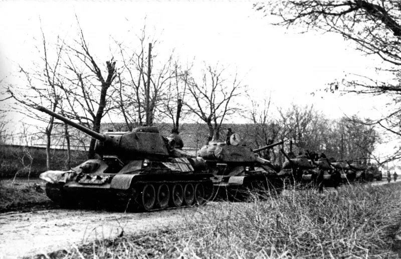 Советские танки Т-34-85 в Венгрии (фотография из Яндекс. Картинки)