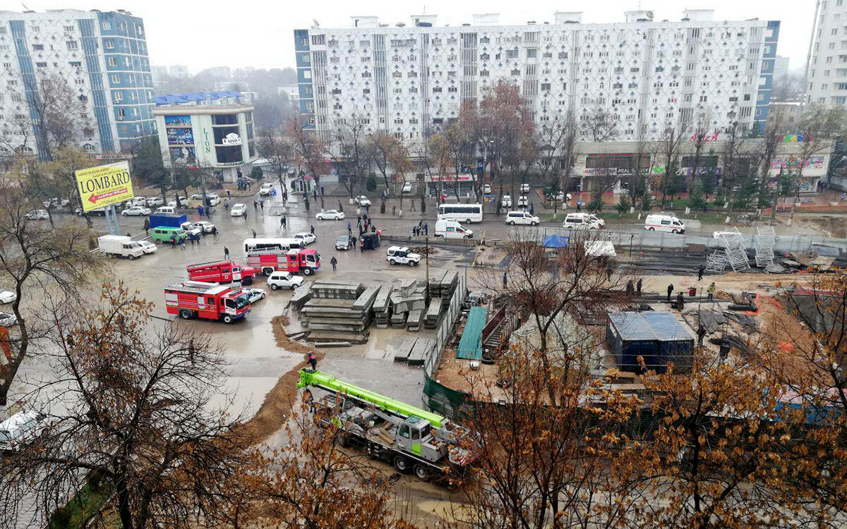 На месте провала грунта в Ташкенте. Фото с сайта Kun.uz