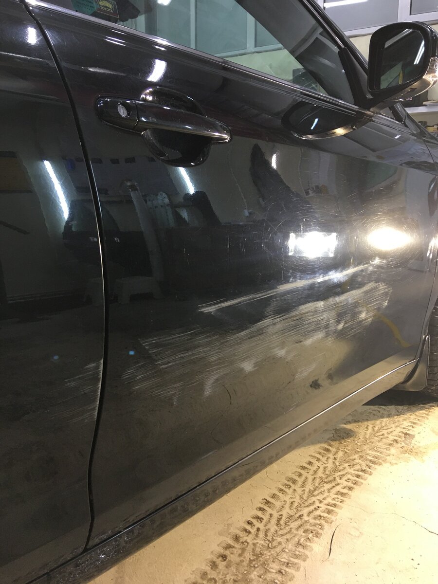 По фото очень сложно спрогнозировать результат полировки. Мастер-приемщик осмотрел машину и принял ее в работу. Царапины оказались не такими страшными, как виделись на фото.