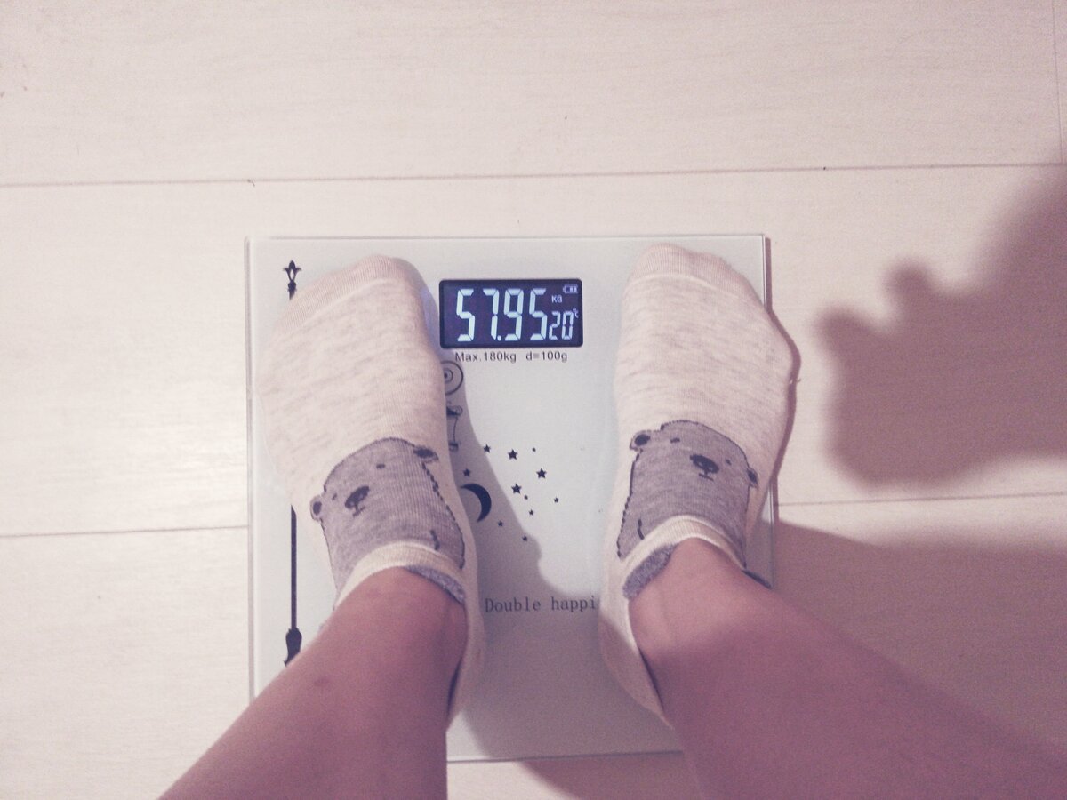 Отказ от сладкого: вторая неделя эксперимента, 16 января 2020. На фото справа - тень кота 