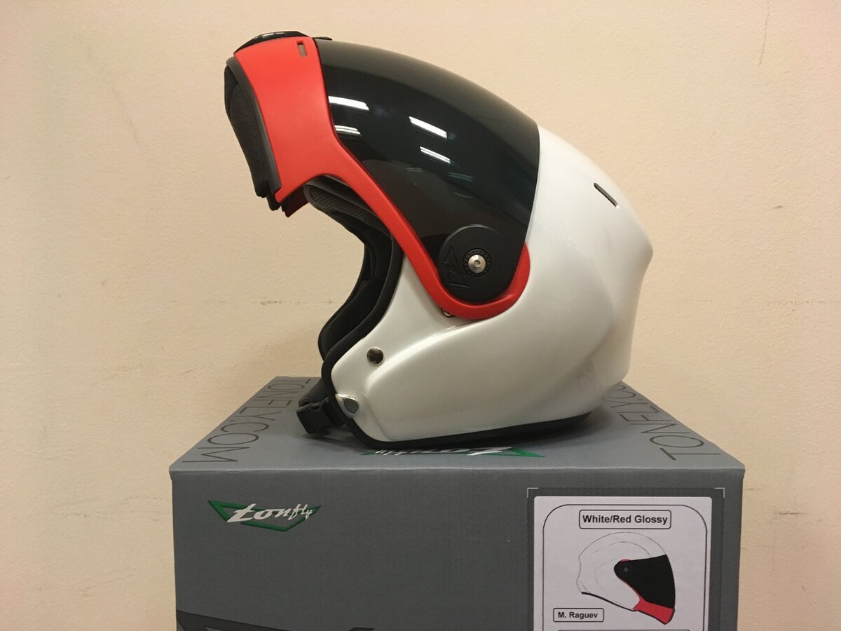 Шлем с поднятым забралом. Фото со страницы дилера