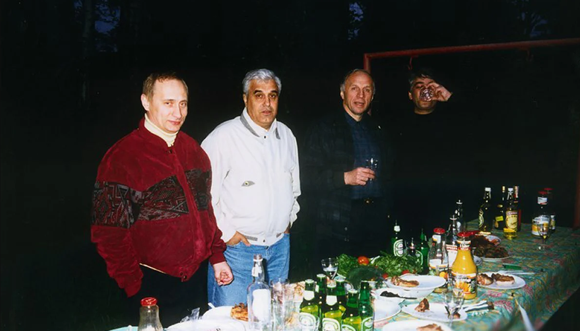 в белой куртке - дед Xасан, в красной - какой-то человек