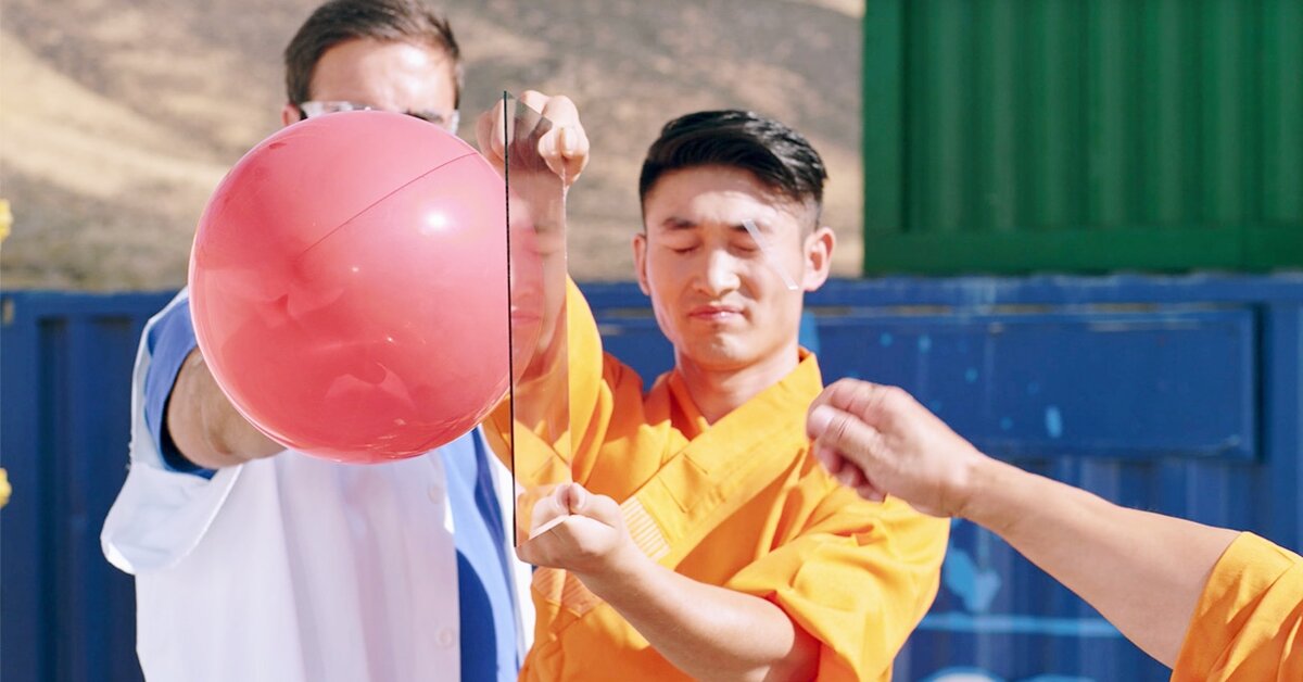 Шаолиньский монах готовится пробить стекло иголкой