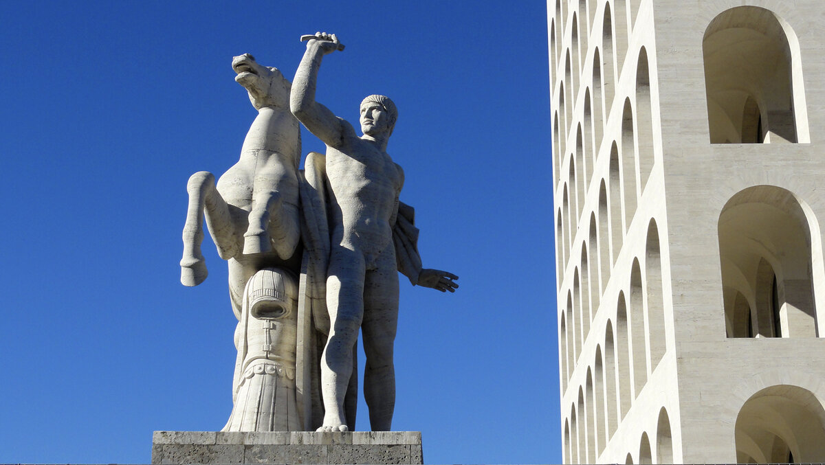 Статуя у Квадратного Колизея